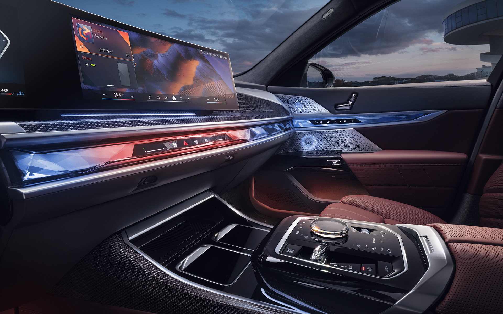 BMW 7-serie Sedan G70 ICE 740i M sportpaket kupévy fram glasinlägg CraftedClarity och Curved Display