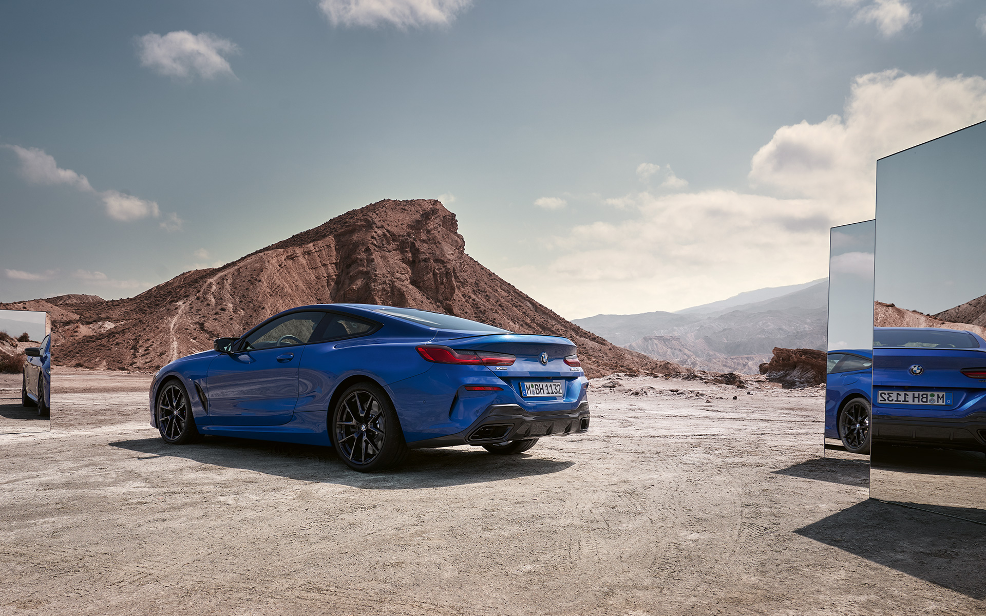 BMW M850i xDrive Coupé G15 LCI Facelift 2022 M Portimao Blue metallic sedd bakifrån parkerad med speglar