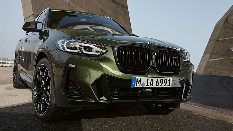 BMW X3 M40i G01 LCI Facelift 2021 Malakitgrön metallic sedd framifrån parkerad