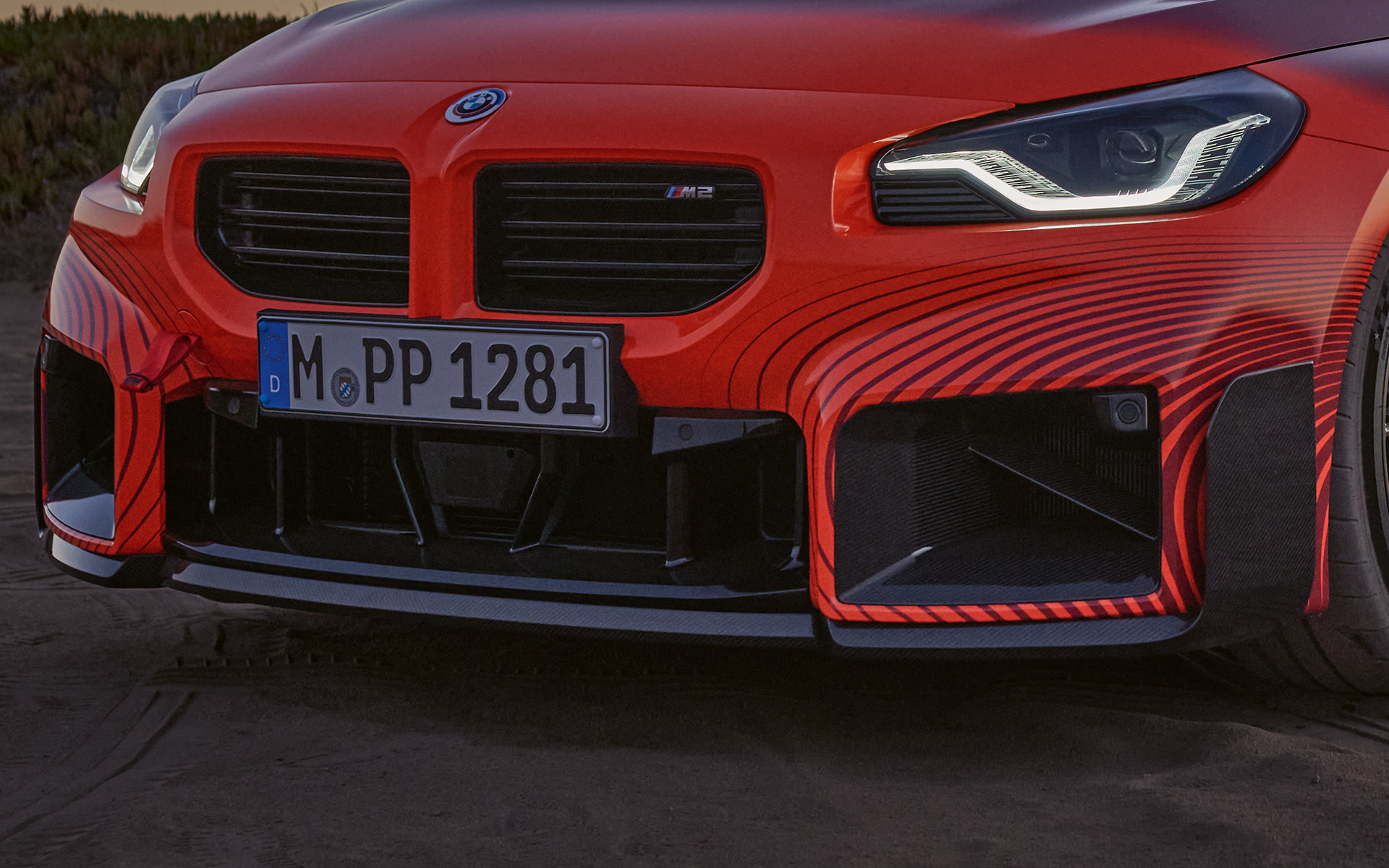 BMW M2 Coupé G87 2023 BMW M Performance Parts M Performance frontspoiler av kolfiber i mitten